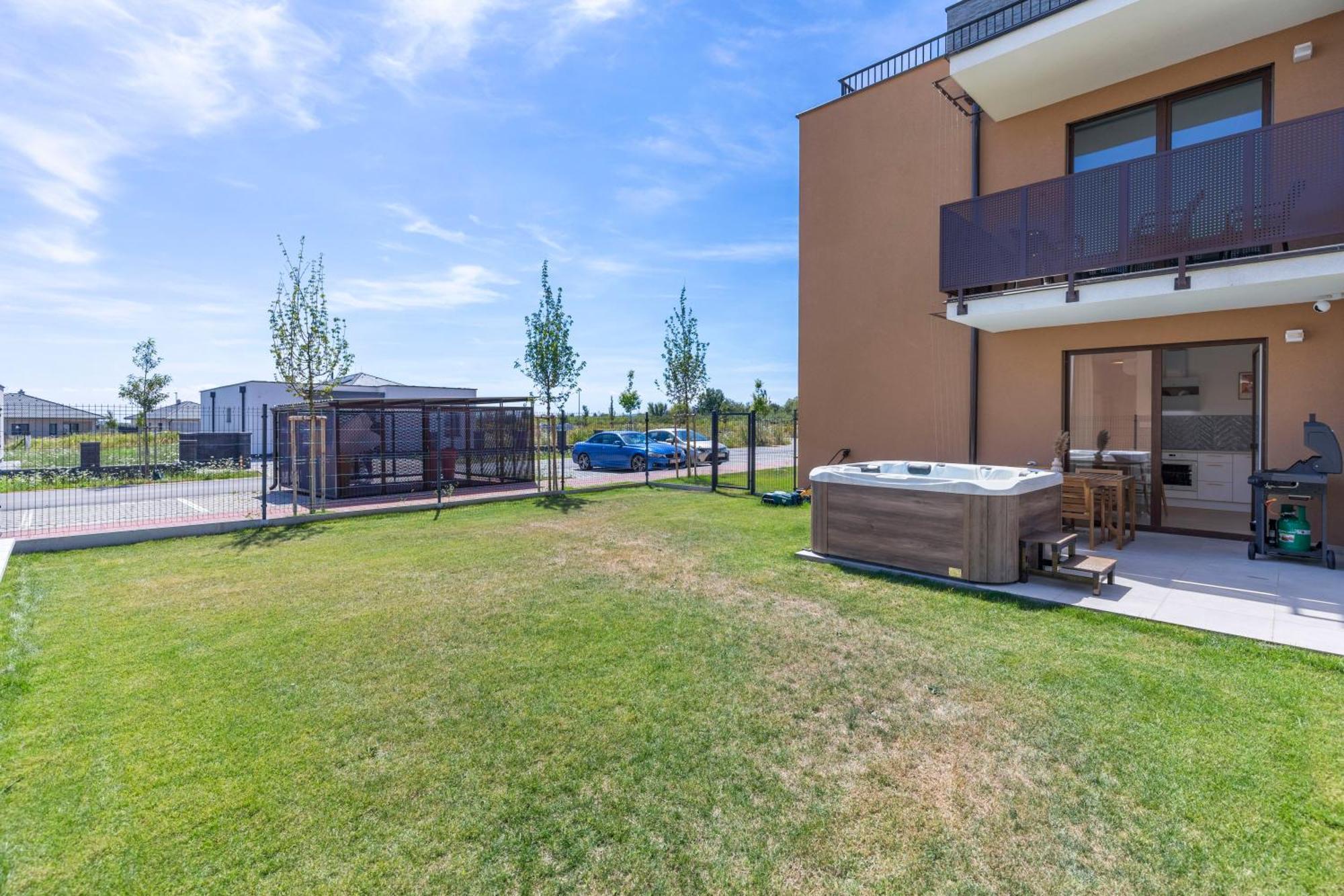 Boho Apt W Jacuzzi, Grill & Garden Модра Екстер'єр фото